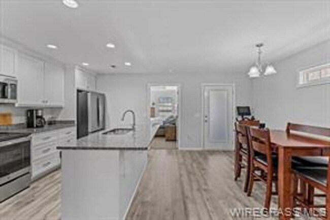 Foto del edificio - Available May!