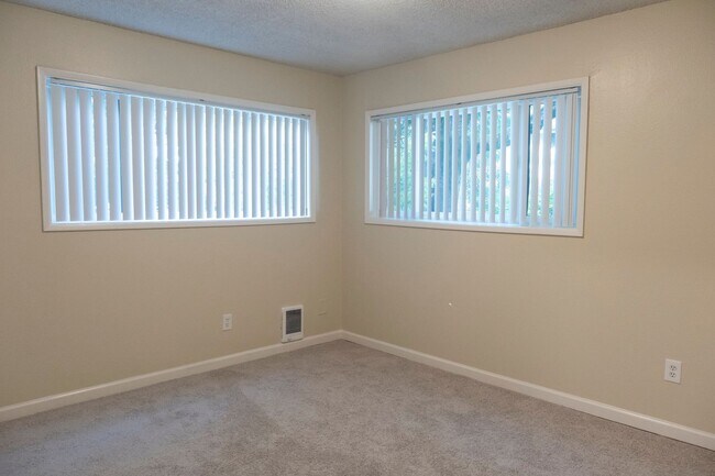 Building Photo - Classic Two-Bedroom in Charming Irvington Tree-Lined Neighborhood