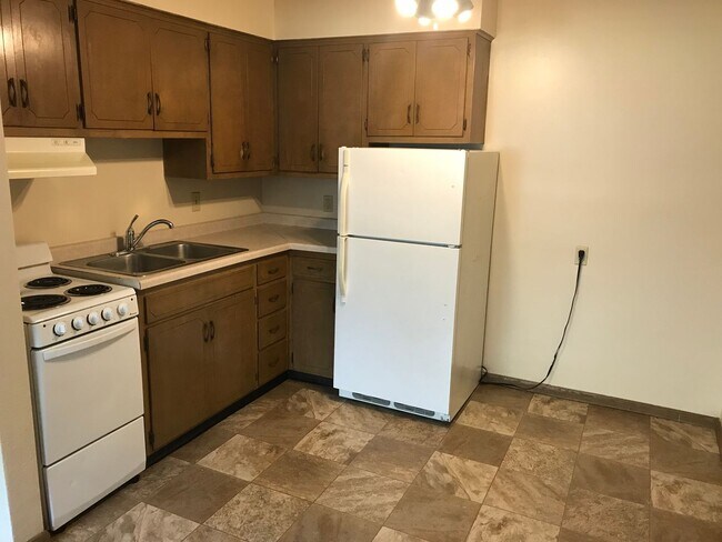 Building Photo - Forestview 2 Bedroom Lower Unit