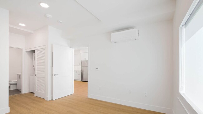 Dormitorio con suelo de superficie dura - Alborada