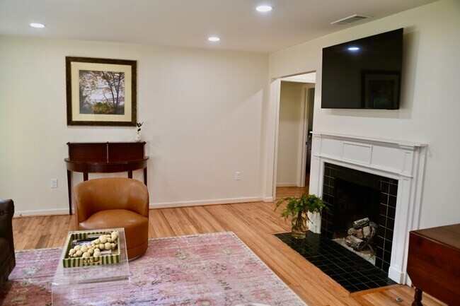 Building Photo - 4448 6th Ave S