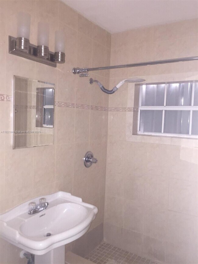 Foto del edificio - 1435 NE 173rd St