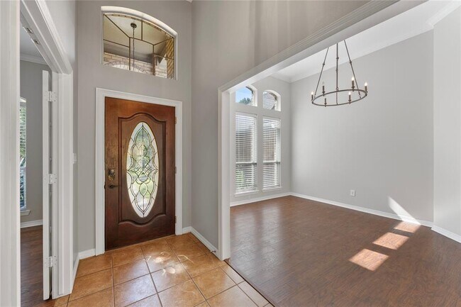 Building Photo - 1005 Broadmoor Dr