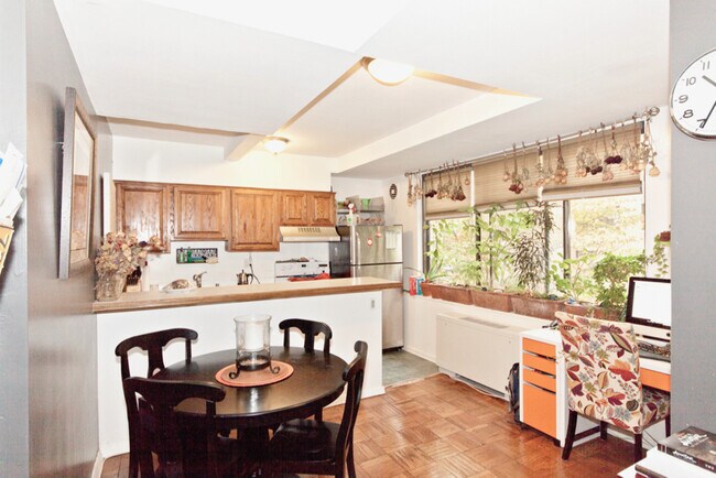 Building Photo - All Utilities Included! Cozy Studio on Con...