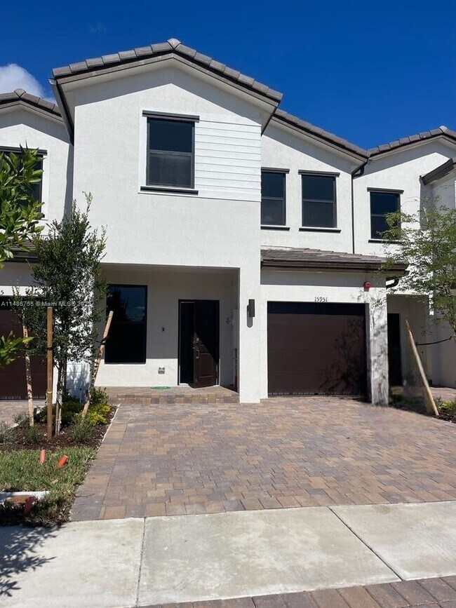 Foto del edificio - 15951 SW 2nd St