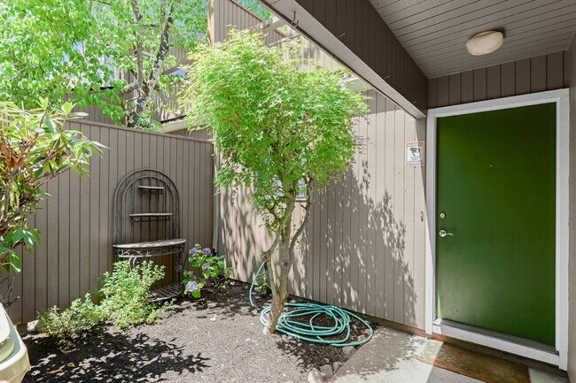 Foto del edificio - 2 Bedroom, 1.5 Bathroom Townhome-Style Condo in Tanasbrook, Near Tanasbourne!