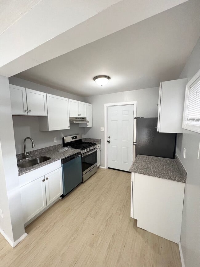 Building Photo - 4 Bedroom, 1 bathroom Single-Family Home i...