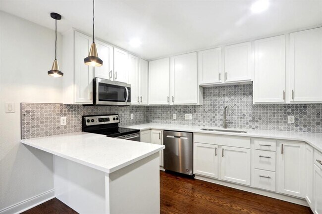 Building Photo - 2500 Steck Ave