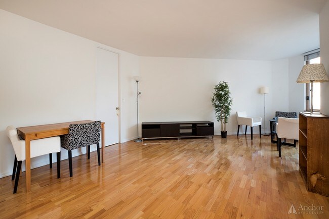 Foto del edificio - 350 W 50th St