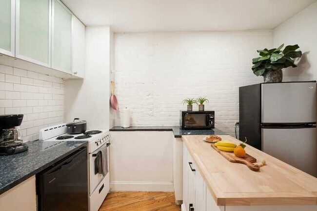 Foto del edificio - 139-2W Prime west village Furnished 2BR Be...