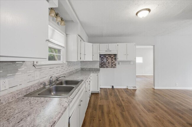 Foto del edificio - 2448 N Irwin St