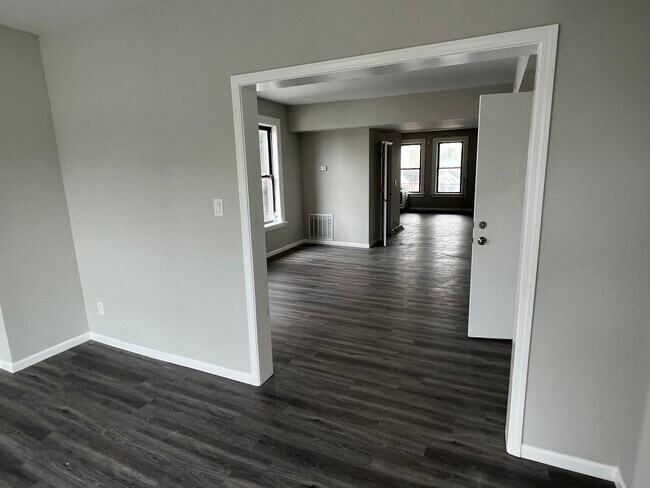 Building Photo - 1707 W Chicago Ave