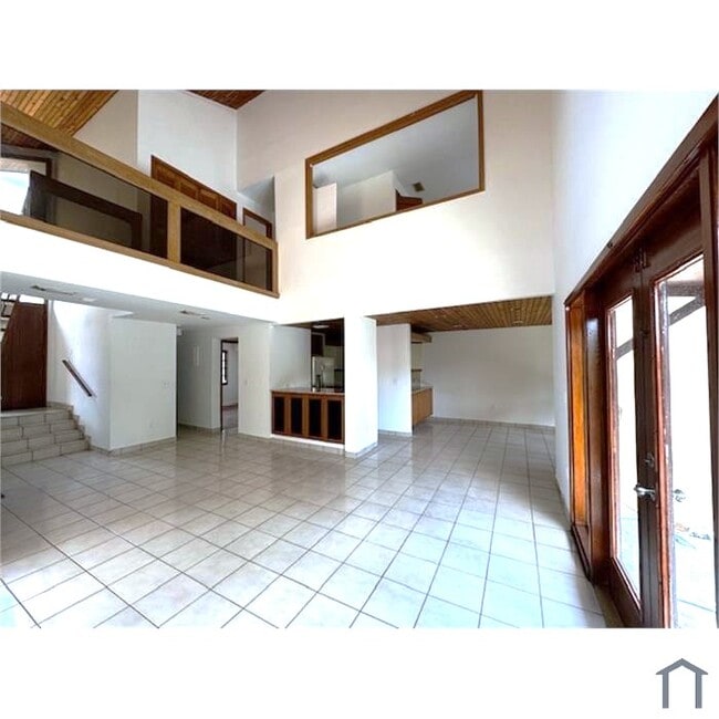 Building Photo - 1326 W 38th Pl