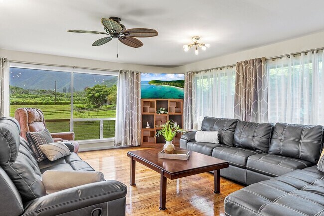 Foto del edificio - Perfect Location on 5 Acres, Walk to Beach, Open Concept w/ Breeze & Views