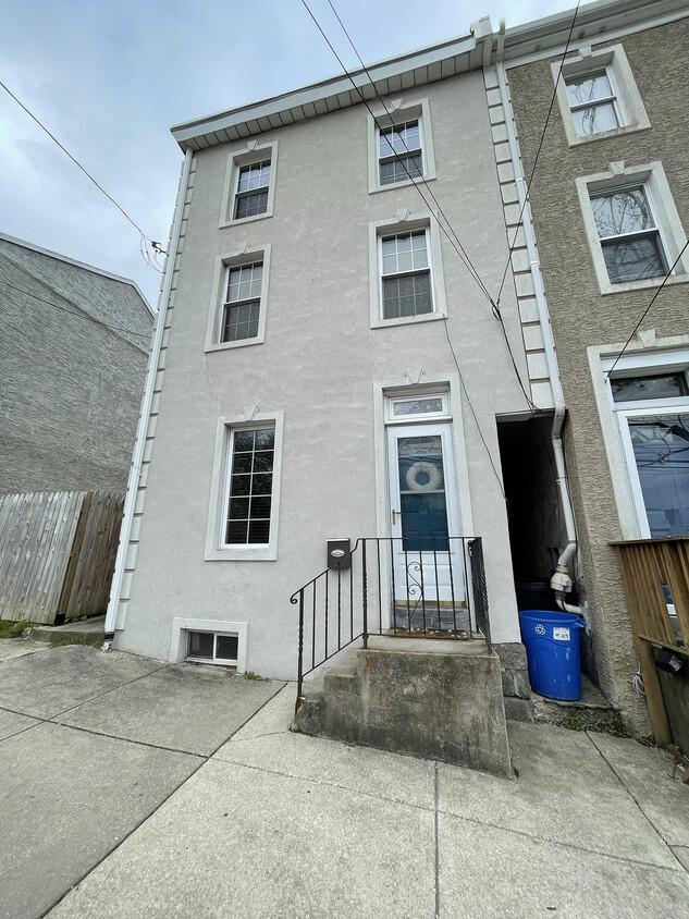 Front - 143 Markle St