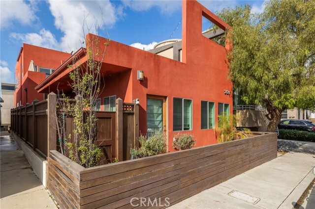 Building Photo - 701 Loma Dr
