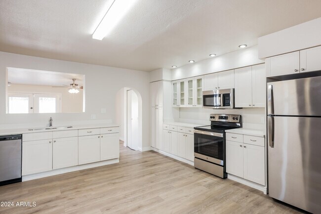 Building Photo - 2708 W Acoma Dr