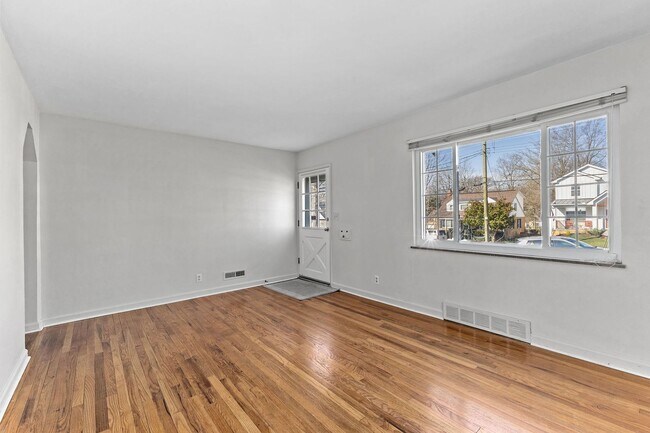 Building Photo - MADERIA- Charming 3 Bed Cape Cod w 1 car g...