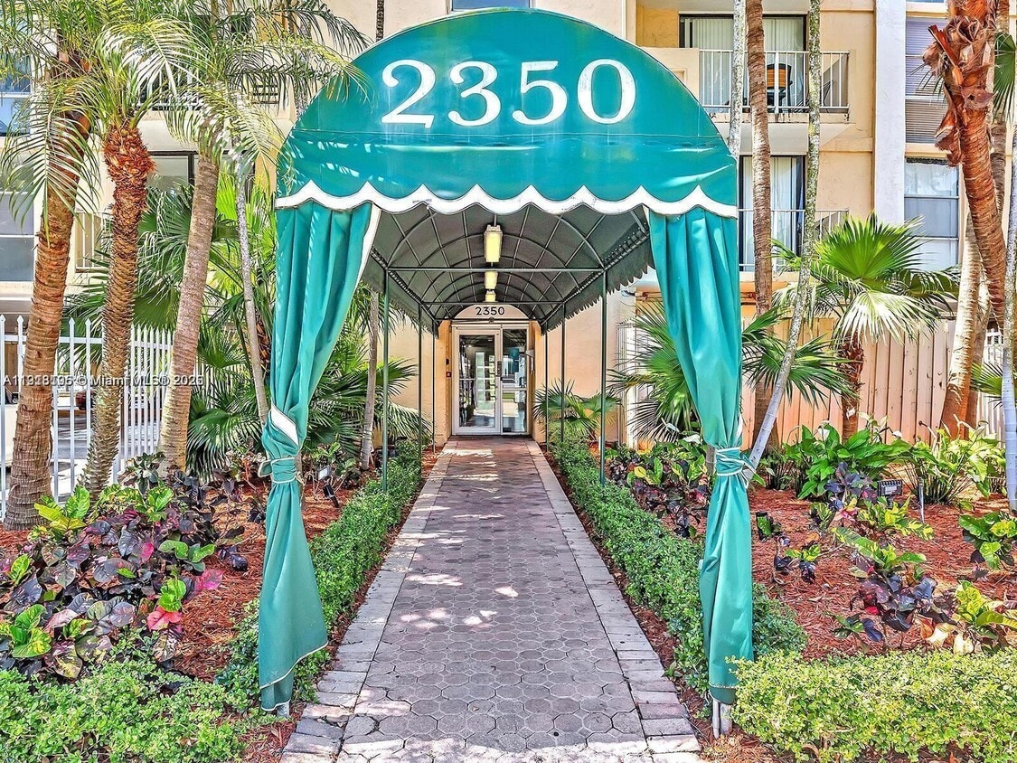 Foto principal - 2350 NE 135th St