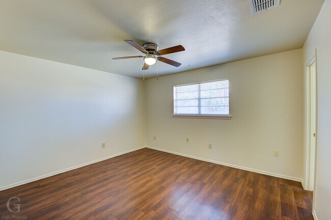 Building Photo - 3 Bedroom 1.5 bathroom