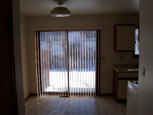 Building Photo - 511 Hillcrest Ct