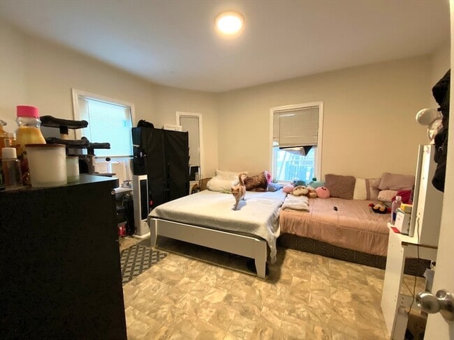 Building Photo - 323 Beach St