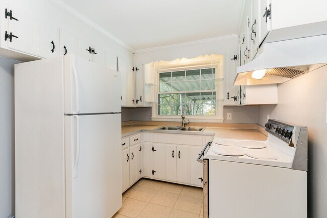 Foto del edificio - Classic Mid-Century Ranch Charlotte Park Available!
