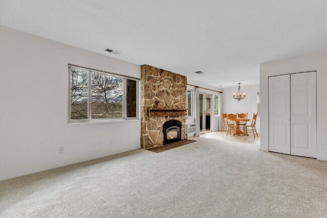 Building Photo - "Charming 2-Bed Oasis in Boulder with Spacious 862 Sq Ft Living!"