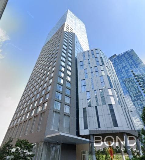 Building Photo - 675 W 59th St