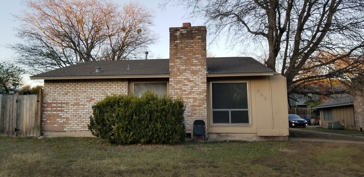 Primary Photo - 302 W. William Cannon Drive