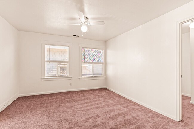 Foto del edificio - Utilities Included! 3 Bedrooms with Bonus Room & Spacious Kitchen