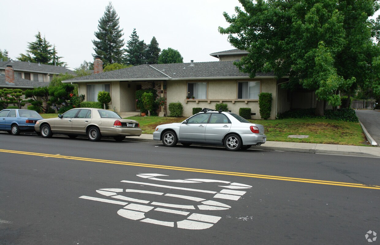 Foto del edificio - 3701 Peacock Ct