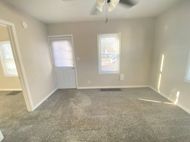 Foto del edificio - Now Leasing: 1 Bedroom, Home in Waterloo, IA!