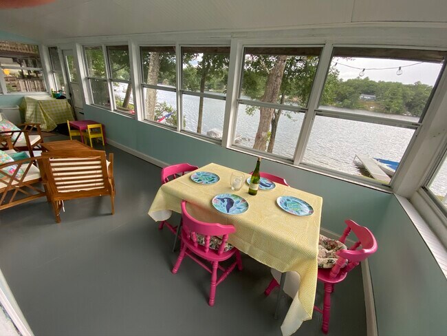 Cenar en la terraza con magníficas vistas al lago. - 30 Klondike Rd