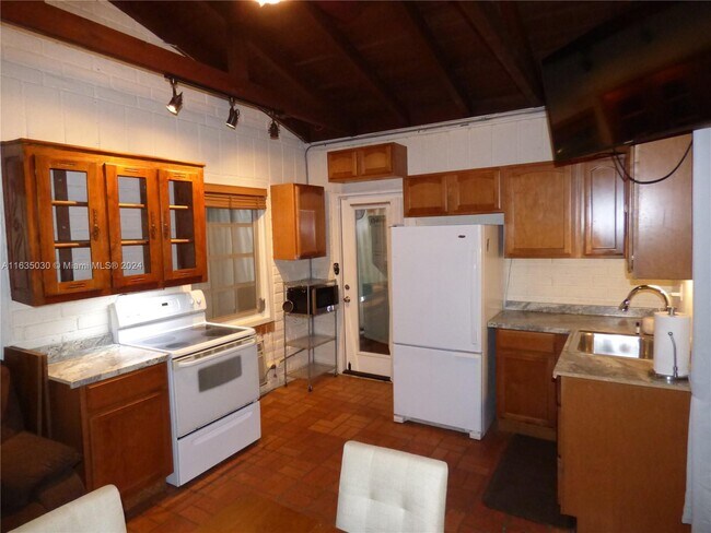 Foto del edificio - 5858 SW 80th St