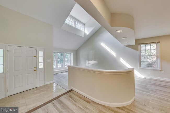 Foto del edificio - 12004 Montrose Village Terrace