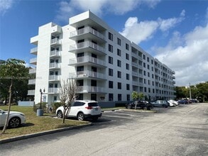 Building Photo - 901 Hillcrest Dr
