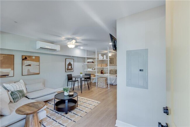 Foto del edificio - 710 Jesse Jewell Pkwy SE