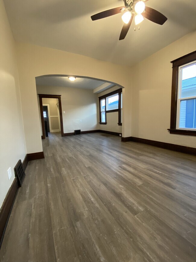 Building Photo - 1016 Center Point Road NE