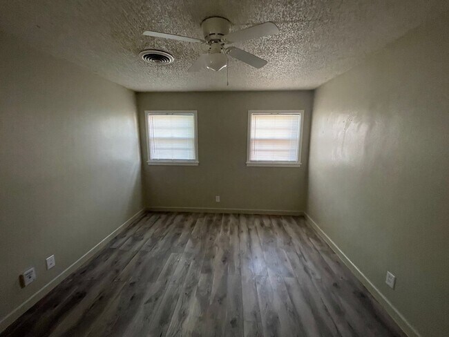Foto del edificio - 3 bedroom, 2 bath