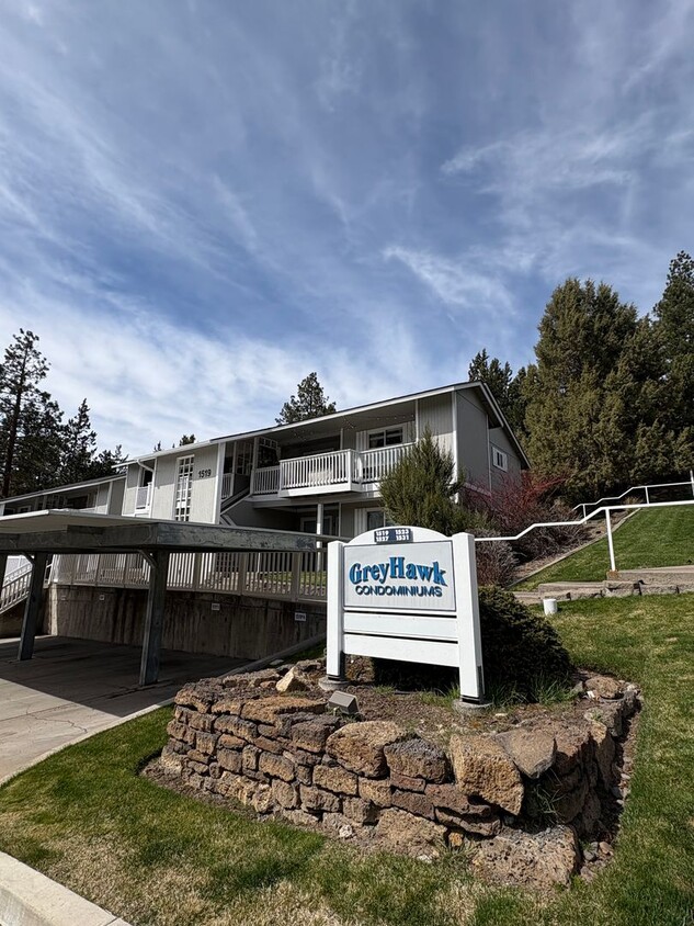 Primary Photo - Cozy West Side Condo Near C.O.C.C!