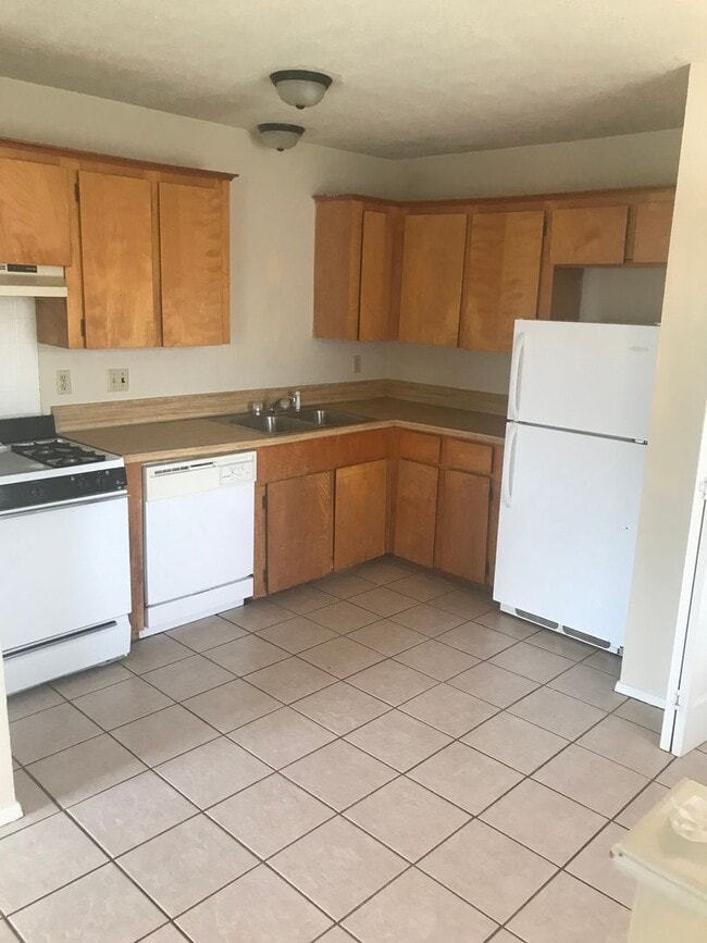 Foto del edificio - TWO BEDROOM DUPLEX WITH FENCED BACK YARD AVAILABLE 7/27/2026.