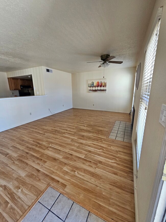 Sala de estar - 1556 Common Dr