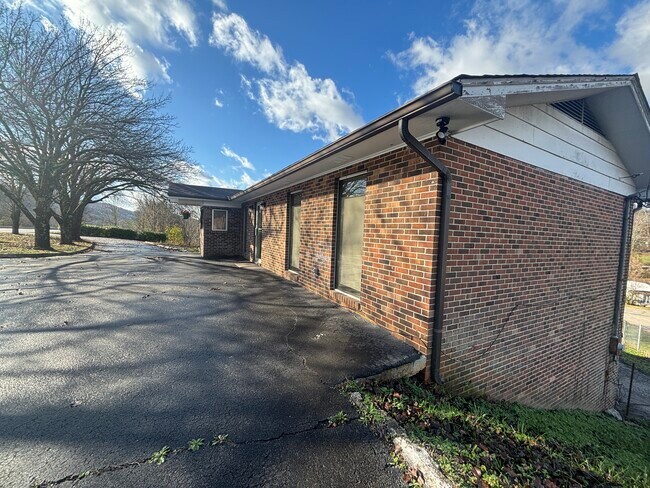 Amplio estacionamiento al frente - 2643 Lake City Hwy