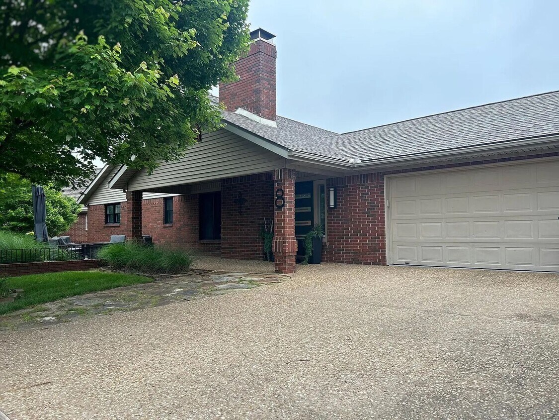 Primary Photo - Available August 1st! Beautifully Remodele...