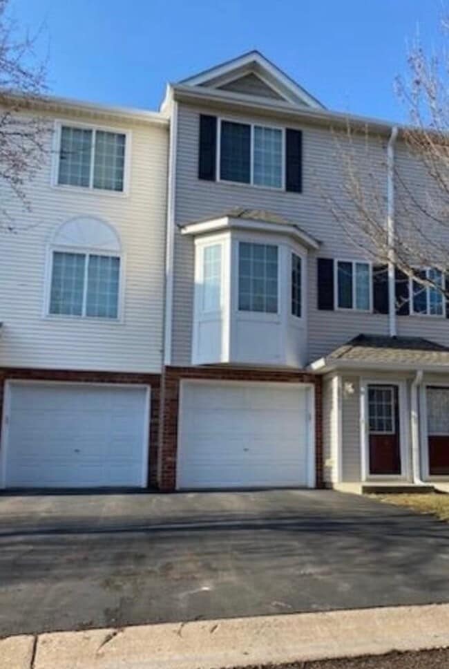 Building Photo - 2951 Village Cir