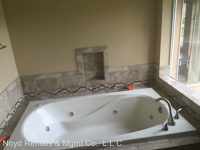 Building Photo - 5 br, 4.5 bath House - 3781 School