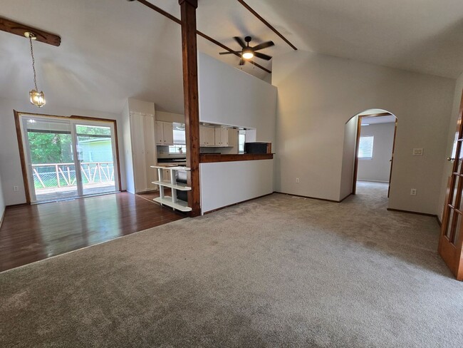 Building Photo - 3 Bedroom home in Mackinaw!