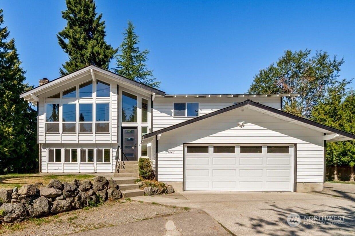 Primary Photo - Private 4 bedroom home with RV and boat pa...
