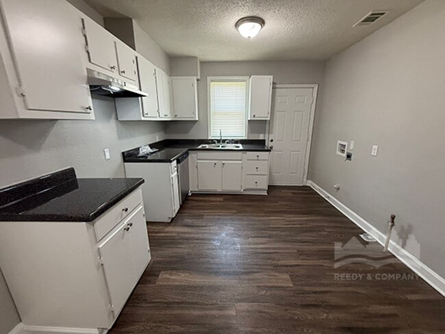 Building Photo - 2262 Jackson Ave